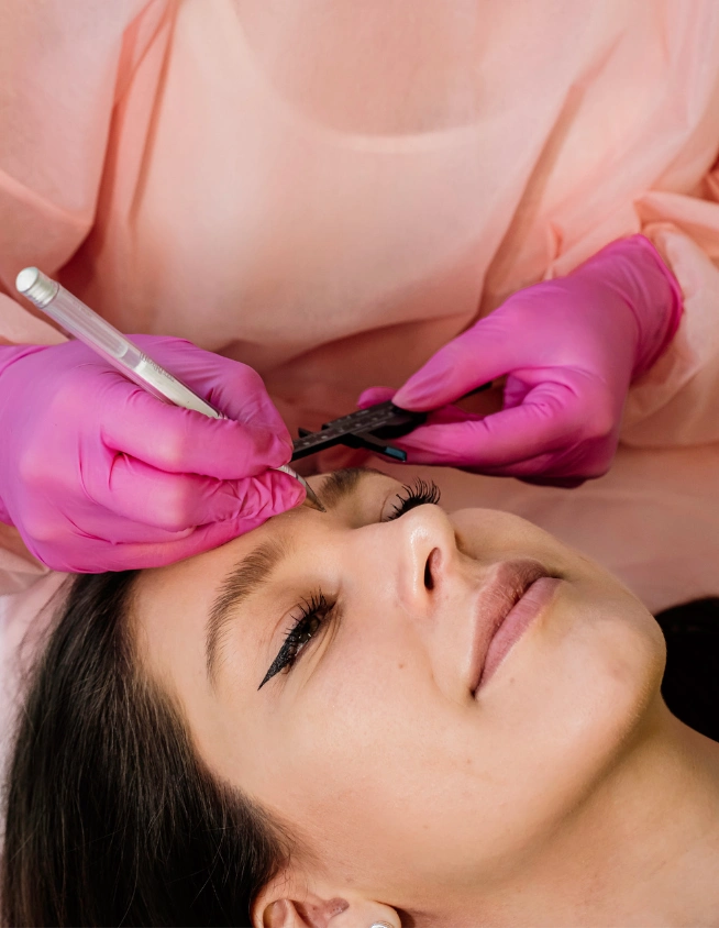 Estetica donna angolo del sole sopracciglia